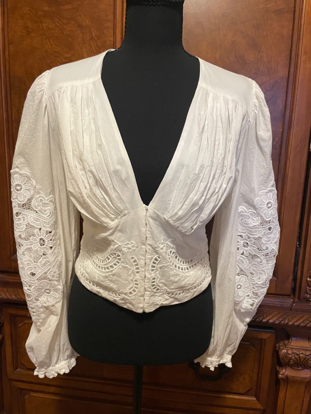 FARM Rio White Embroidered V-Neck Blouse Size Small
